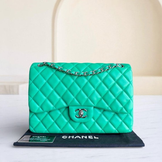 Image 1 of Borsa Chanel Classic Flap Jumbo - Doppia patta 30 cm in pelle di agnello trapuntata verde con finiture argentate, serie 16