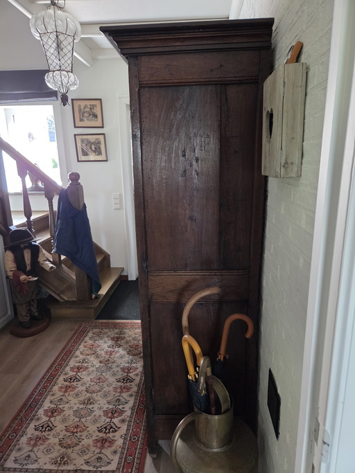 1 armario antiguo para lencería + mesa de comedor de roble macizo y 8 sillas