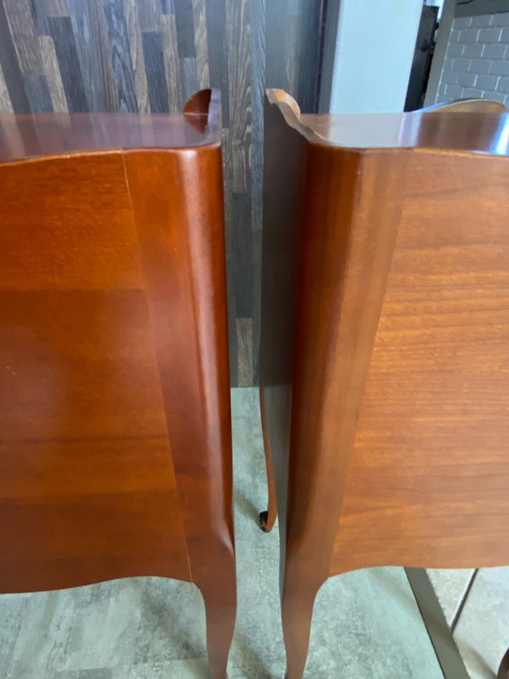 Image 1 of Zwei Nachttische im Stil Louis XV mit Schubladen und einer Nische