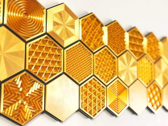 Image 1 of Gouden honingraat wanddecoratie | Hexagonale geometrische decoratie | Moderne wandsculptuur
