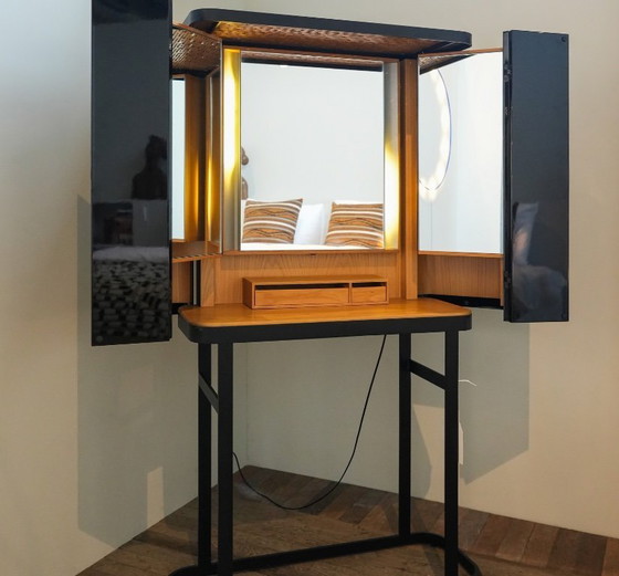 Image 1 of Il tavolo da toeletta del narcisista