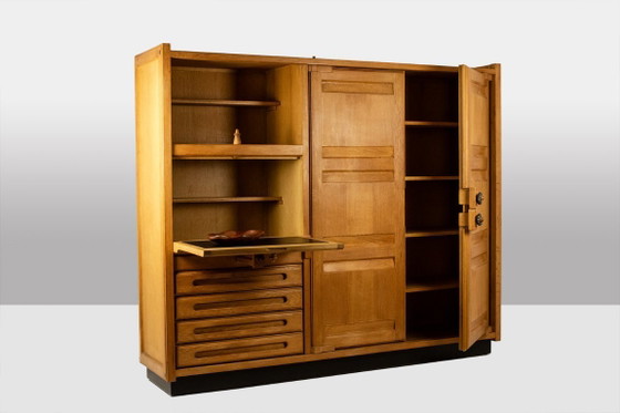 Image 1 of Guillerme e Chambron. Armadio in rovere con scrivania integrata. 1970-80