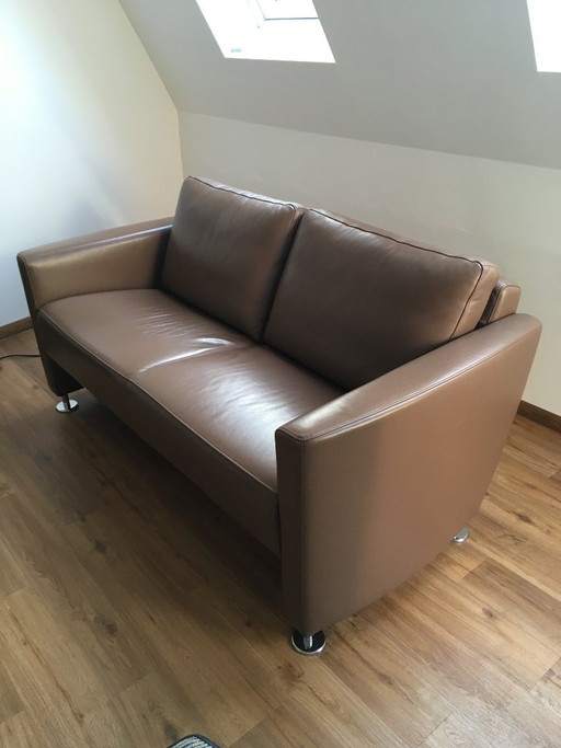Zweisitziges Designer-Ledersofa von Touché in neuwertigem Zustand.