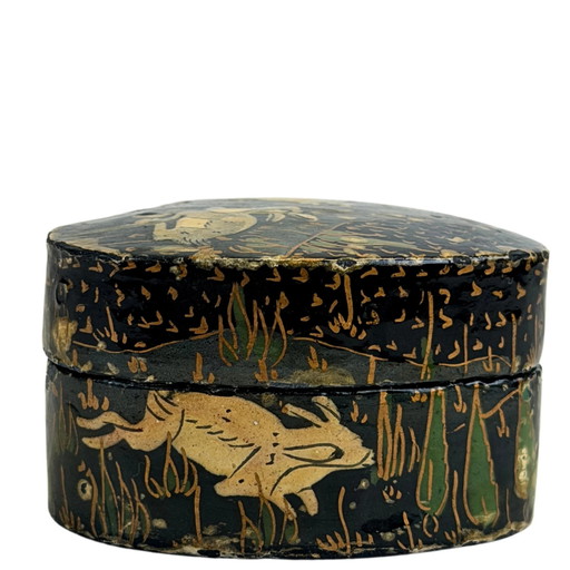 Caja de Laca de Papel Maché Antigua de Cachemira – En forma de corazón – Decoración de ciervo – ca. 1920