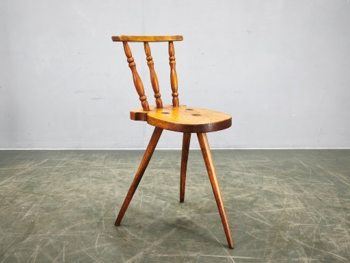Chaise folklorique primitive en hêtre massif, Tchécoslovaquie, années 1940
