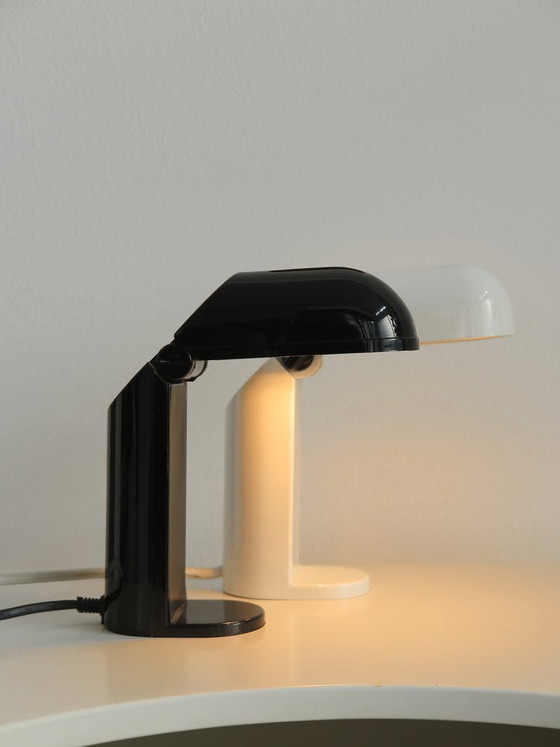 Zwart-witte plastic Tafellampen, Italië, jaren '60, set van 2 – Kunststof (photo 5 of 26)