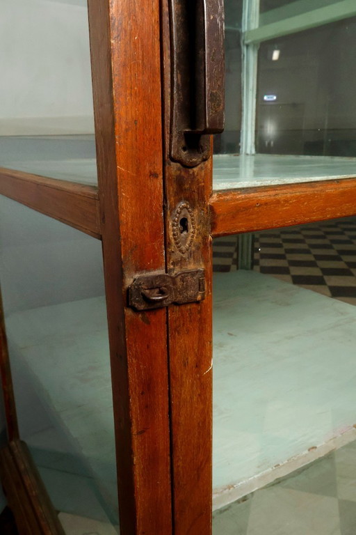 1x large vintage wooden display case with glasses