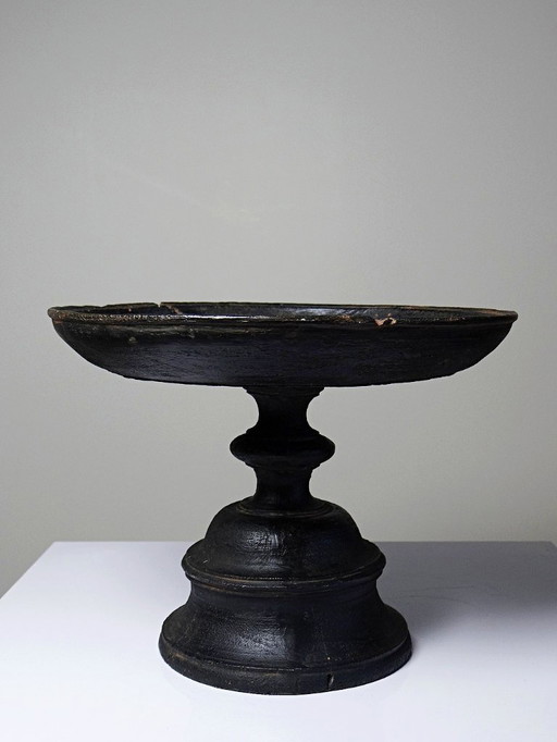 Decoratieve kom van gesneden, zwartgeblakerd hout met een donkere patina, vintage uit Zuidoost-Azië.