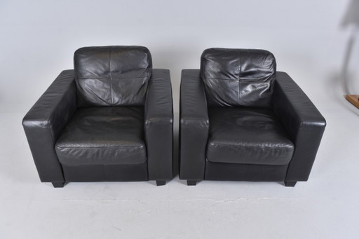 Zwei IKEA „Skogaby“-Sessel in schwarzem Kunstleder