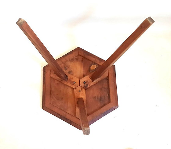 Image 1 of Mesa auxiliar trípode octogonal, década de 1960, altura 39 cm.