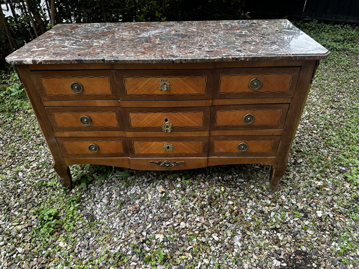 Commode uit de overgangsperiode tussen de Lodewijk XV- en Lodewijk XVI-periode in de 19e eeuw.