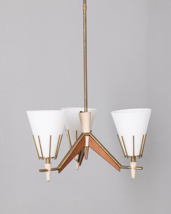Image 1 of Lustre vintage des années 50 en laiton, bois et verre opalin, design italien