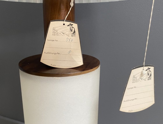 Image 1 of Lampada da terra bianca anni '60, luce nella base e nel paralume, etichetta originale ancora attaccata