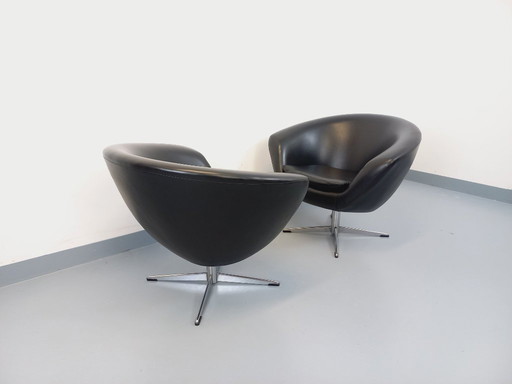 Een paar vintage Scandinavische draaibare fauteuils van imitatieleer en chroom uit de jaren 70.