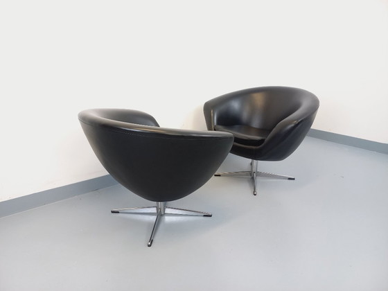 Image 1 of Een paar vintage Scandinavische draaibare fauteuils van imitatieleer en chroom uit de jaren 70.