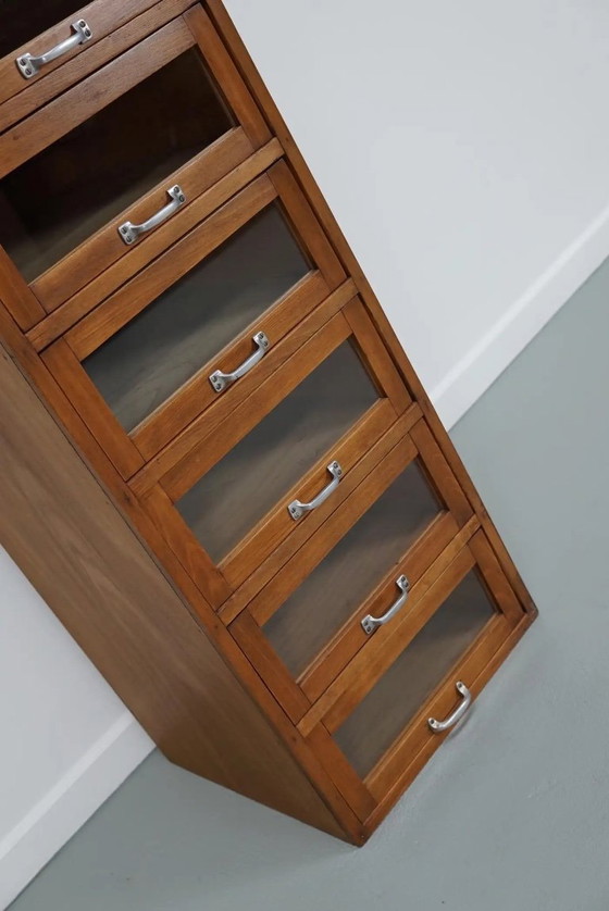 Image 1 of Armoire/vitrine de mercerie vintage allemande en hêtre/chêne, années 1950