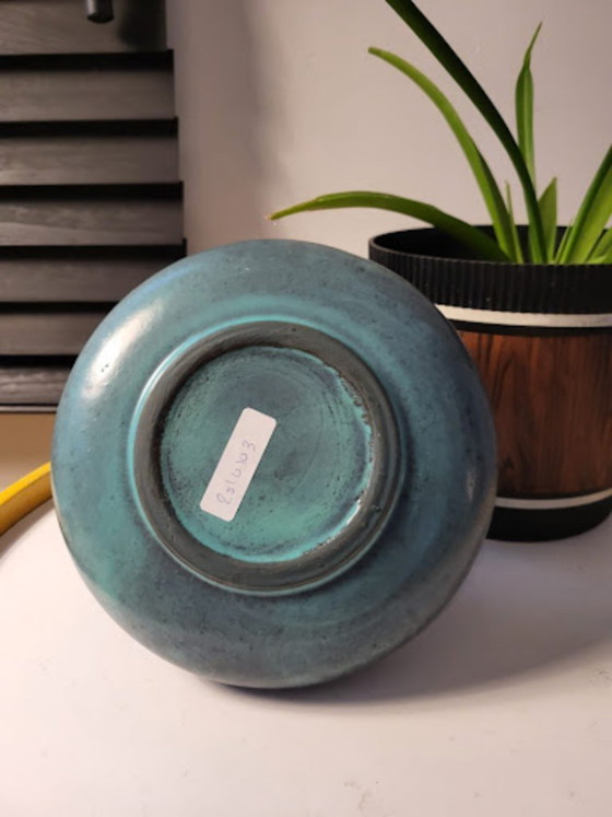 Image 1 of Vaso vintage in terracotta, con design astratto e decorazione a foglie.