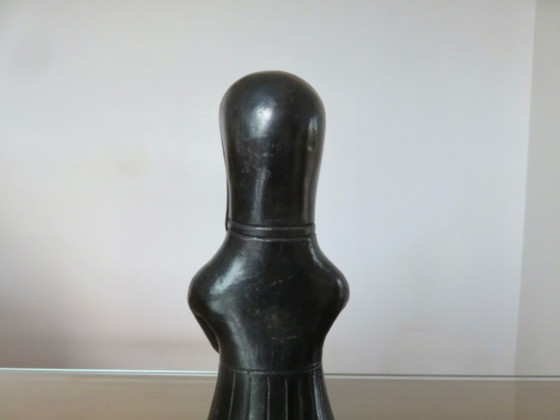 Image 1 of Ceramica nera opaca raffigurante una figura femminile tribale.