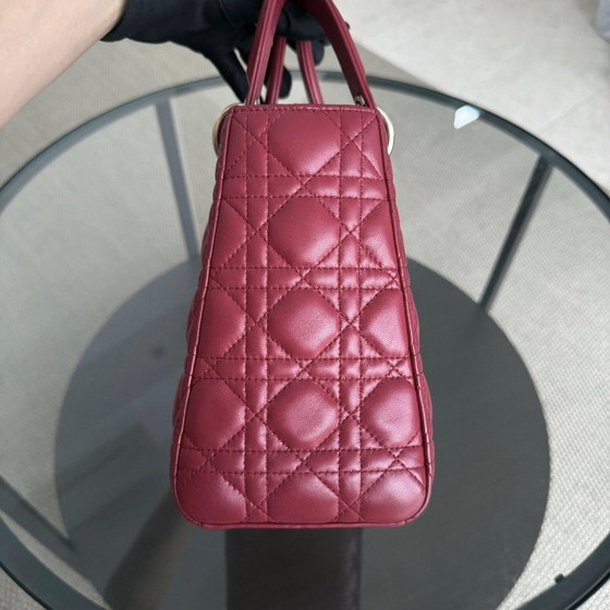 Image 1 of DIOR LADY MEDIUM - PELLE DI AGNELLO CANNAGE BORDEAUX ROSSO SCURO, DETTAGLI ORO, CINTURINO REGOLABILE