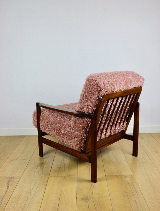 Image 1 of Fauteuil vintage en bois marron, cheveux longs roses, projet Z. Bączyk - 2 exemplaires disponibles