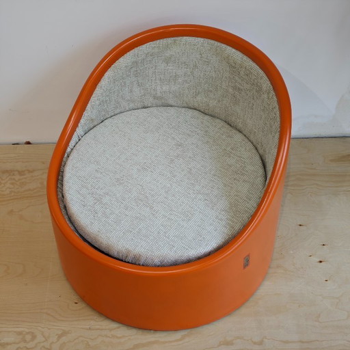 Chaise design fabriquée à partir d'une cabine téléphonique