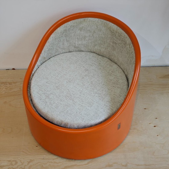 Image 1 of Chaise design fabriquée à partir d'une cabine téléphonique