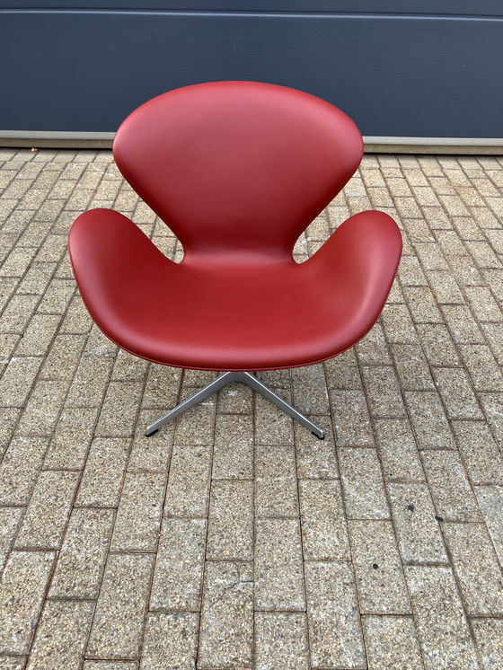 Image 1 of Silla Fritz Hansen Swan en cuero rojo indio, ¡¡¡NUEVA!!!