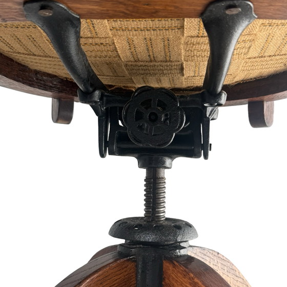 Image 1 of Silla de capitán de madera curvada - Montada sobre una base giratoria - Asiento verde, base de hierro fundido