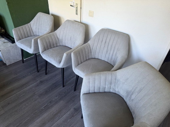 Image 1 of Set di 4 sedie da pranzo moderne di colore grigio.