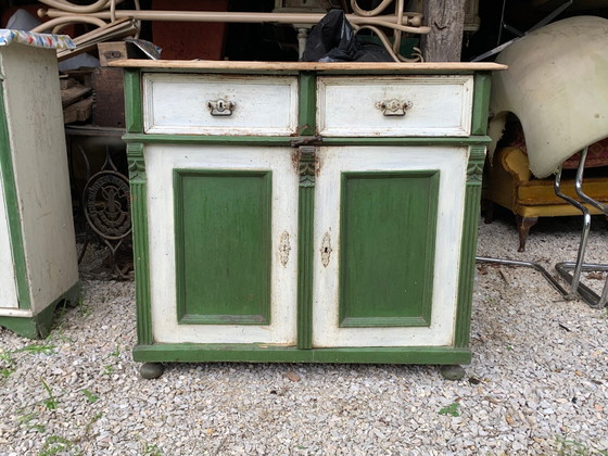 Antiker Schrank im deutschen Stil, grün-weiß lackiert – Buffetschränke (photo 3 of 6)