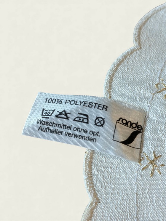 Image 1 of Ovale Vintage Weihnachts-Tischdecke von SANDER – Weiß mit grün/rot/goldenem Dekor