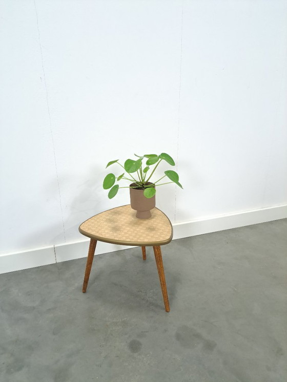 Image 1 of Beistelltisch Pflanzentisch mit beige creme karierter Resopalplatte, Nr. 29