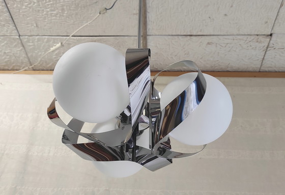 Image 1 of Lámpara de araña de estilo futurista en cromo y cristal opalino - década de 1970