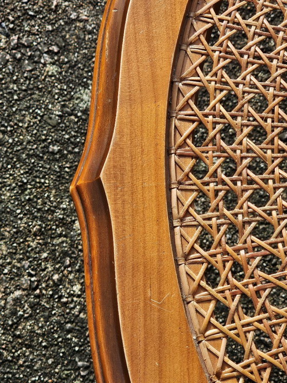 Image 1 of Tavolino da caffè rotondo vintage francese in legno, vetro e rattan - Grande tavolo da salotto in stile Luigi XV - anni '60