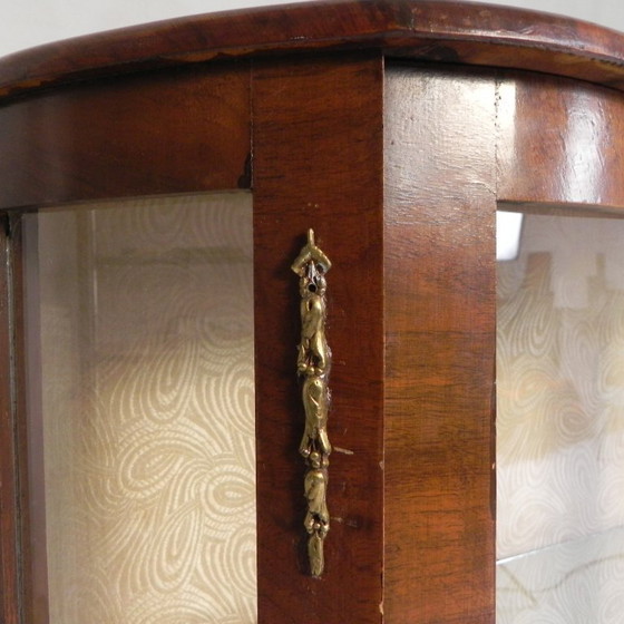 Image 1 of Engelse Art Deco vitrinekast op sierlijke poten, jaren 30