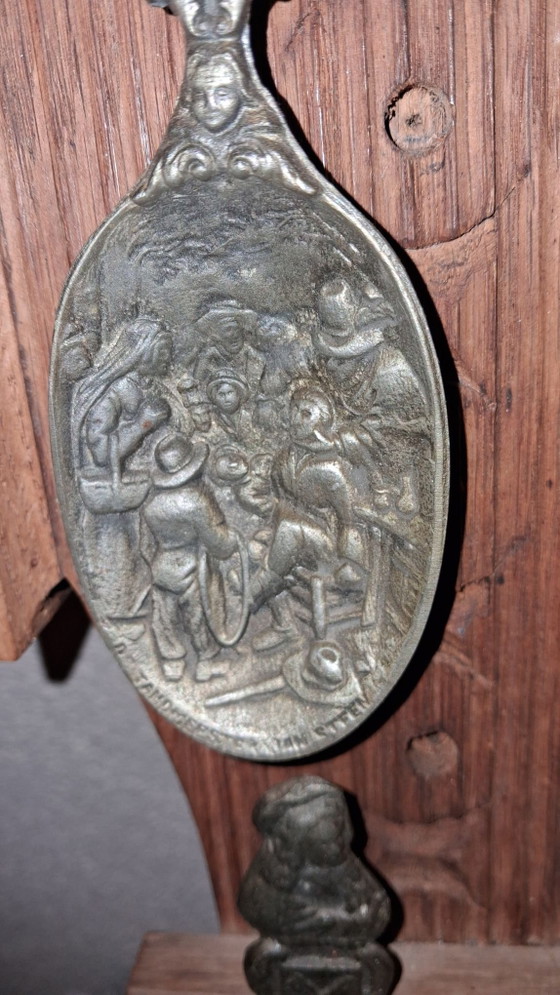 Antike Zinnlöffel auf Holzregal, Wanddekoration, Metall, Braun (Foto 2 von 6)