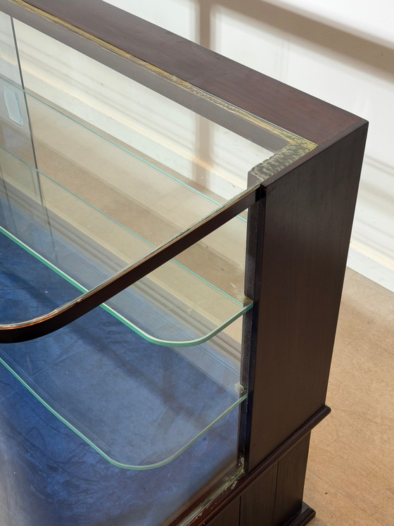 Vitrina expositora de caoba con puertas correderas de cristal. – Glass (photo 5 of 10)