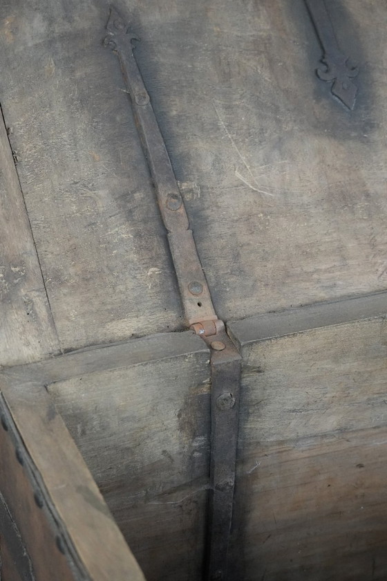 Image 1 of Cofre/caja fuerte antiguo forrado en cuero con llave original y una excelente pátina del siglo XVII.