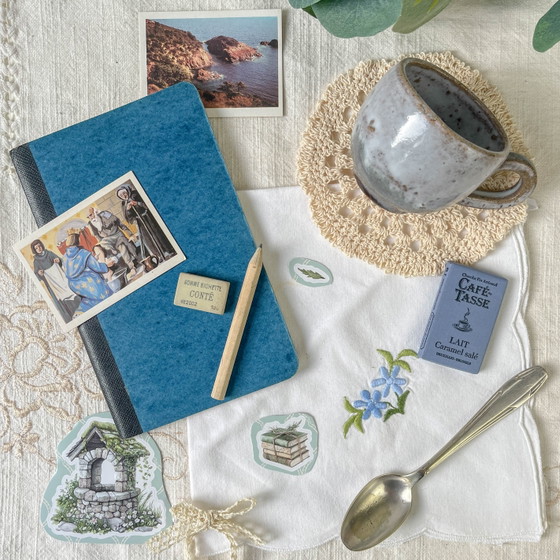 Mystery Box Vintage per Artisti | Tazza in Gres Vintage, Quaderno Vintage, Tovagliolo Ricamato & Biglietto (photo 8 of 11)