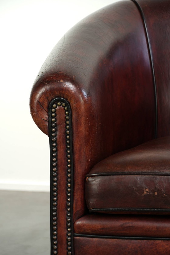 Stoere vintage schapenleren clubfauteuil met mooie kleuren en een luxe afwerking met siernagels en zwarte (photo 10 of 12)