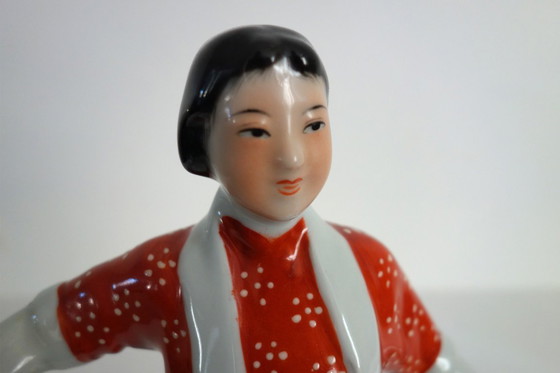 Image 1 of Estatua femenina de porcelana china con forma de galleta - Revolución Cultural n.º 6