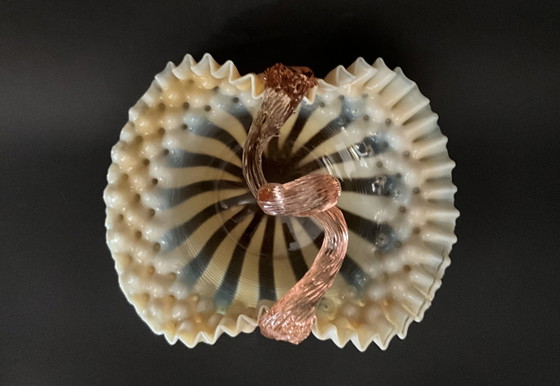 Image 1 of Cesta de cristal artístico de Murano, rara, de cristal opalino con asa rosa retorcida, Italia, 1955–1965.