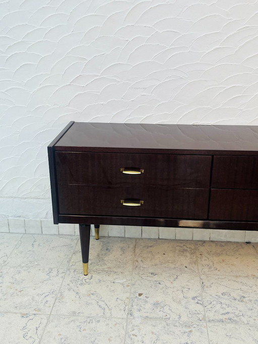 Vintage ladekast uit de jaren 60 met taps toelopende messing poten, Italiaans design.