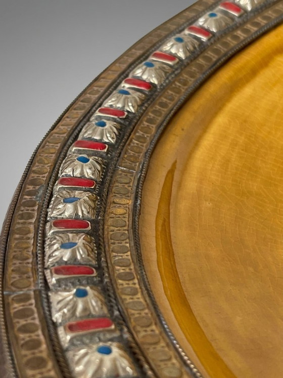 Grote Decoratieve Schaal van Gele Keramiek en Metaal – Marokkaanse Stijl – 41 cm – Beeldhouwkunst, Ceramic (photo 4 of 7)