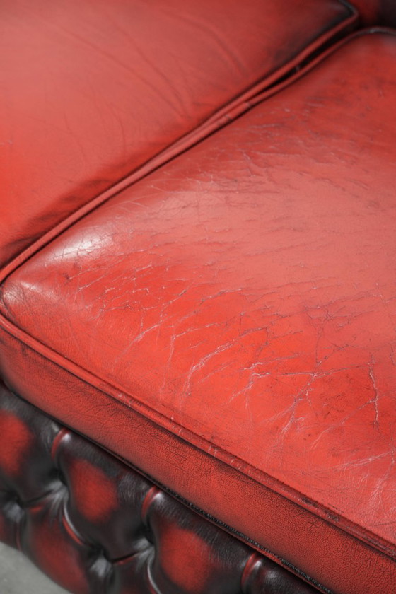 Image 1 of Englisches Chesterfield-Sofa, 2,5-/3-Sitzer, aus Rindsleder in luxuriösem Rot