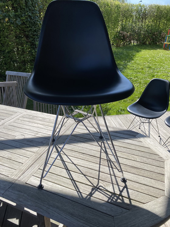 Image 1 of 8 sedie Charles Eames con scocca nera e gambe in alluminio cromato, modello Torre Eiffel