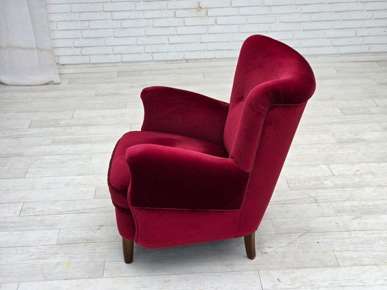 Image 1 of Fauteuil danois des années 60, velours d'ameublement rouge cerise, pieds en bois de hêtre.