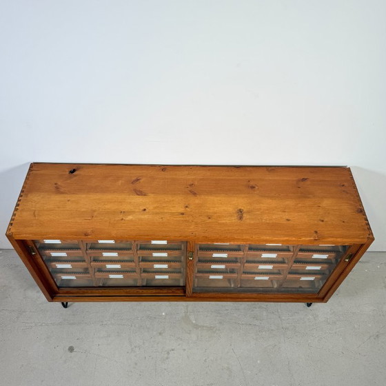 Armadio di Smistamento Tedesco Vintage / Credenza con 24 Cassetti – Pino Massiccio – Credenze, Legno, Ferro (photo 12 of 13)