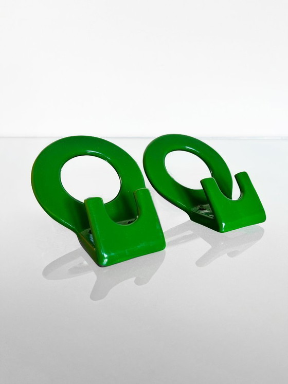 Image 1 of Set di due ganci da parete vintage in metallo verde