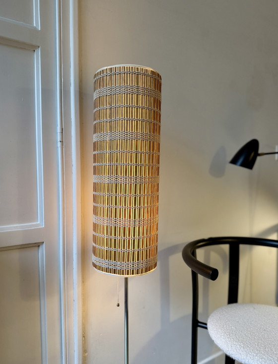 Lámpara de pie de mediados de siglo con pantalla cilíndrica de madera, años 60-70. – Lámparas de pie, Metal (photo 9 of 11)